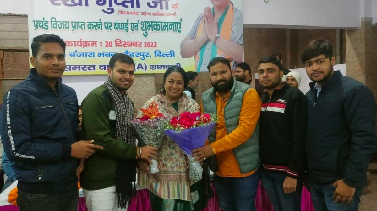 Bjp candidate Rekha Gupta surrounded by supporters