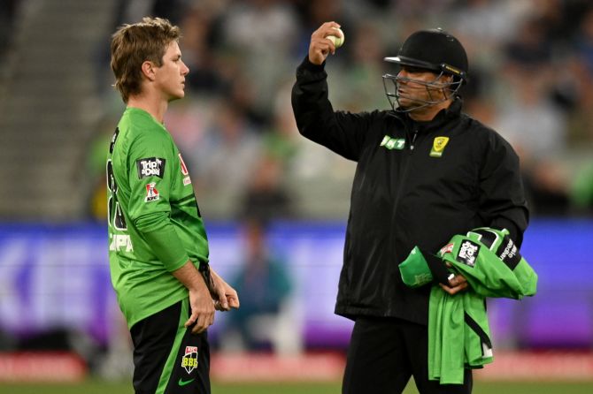 adam zampa makad appeal with umpire 