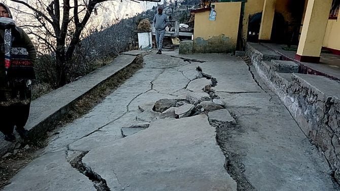 Joshimath developing cracks