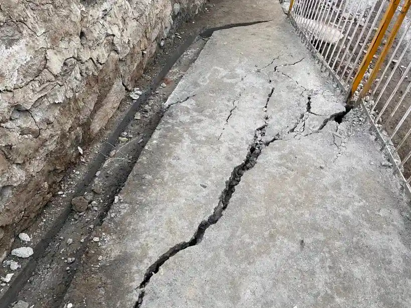 Joshimath crack on a road 